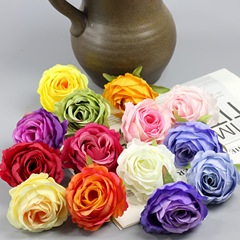 雪山の薔薇の花の頭は縁を巻いて丸いバラの家のDIYは絹の花の背景の美陳の道具を飾って花のバラの花をシミュレーションします。