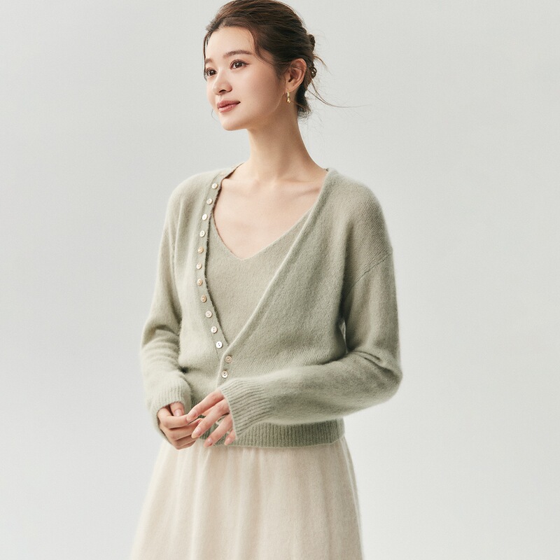 Luxurious cashmere blend (75% cashmere + 25% mulberry silk) V-neck cardigan and camisole two-piece set for women, 2026 autumn/winter knitted outerwear Luxurious cashmere blend (75% cashmere + 25% mulberry silk) V-neck cardigan and camisole two-piece set for women, 2026 autumn/winter knitted outerwear