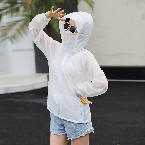 ≯Cycling model white