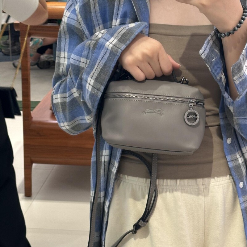 【Top of the Line】Longchamp Box Bag, Hand-Held Makeup Bag, Small Square Bag, Mini Coin Purse, Casual Crossbody Bag, Versatile 【Top of the Line】Longchamp Box Bag, Hand-Held Makeup Bag, Small Square Bag, Mini Coin Purse, Casual Crossbody Bag, Versatile