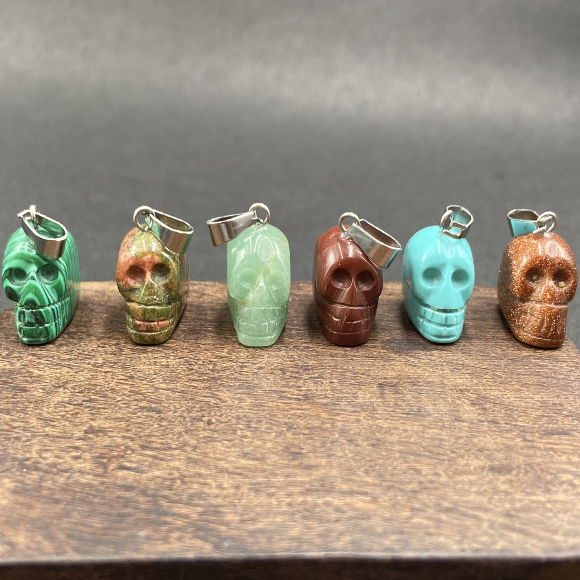 8g Weight Pendant Necklace Classification White, Red, Green, Blue, Wine Red, Gold Color Retro Crystal Tiger Eye Agate Skull Carved Stone Pendant 10
