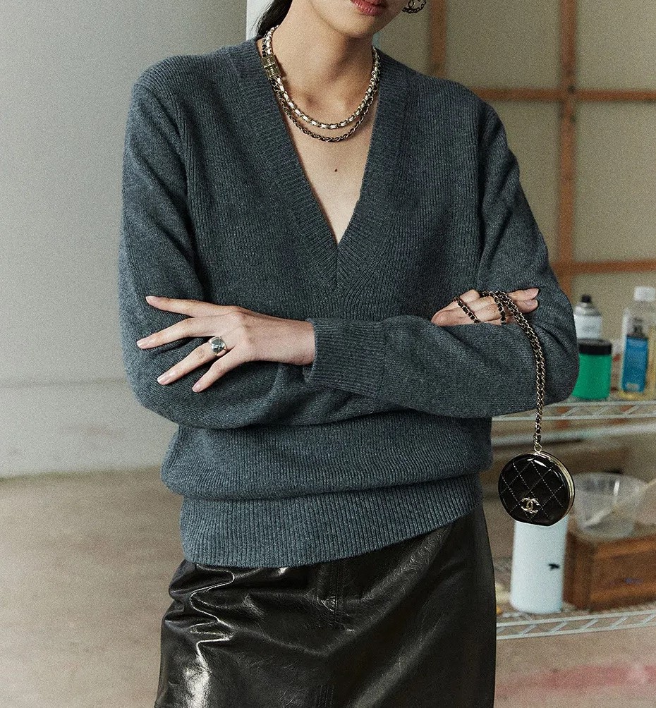 Title 1, Zakrzywiony sweter z głębokim dekoltem w kształ...