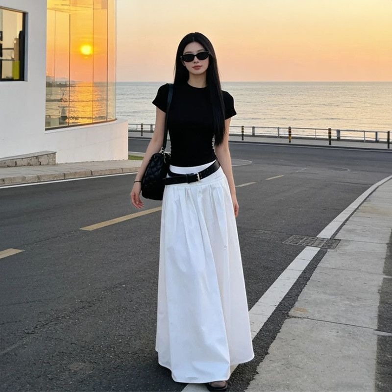 Korean-Style Simple Black Short-Sleeve Top for Women + White High-Waisted Skirt, Slimming and Figure-Flattering Workwear Outfit Set