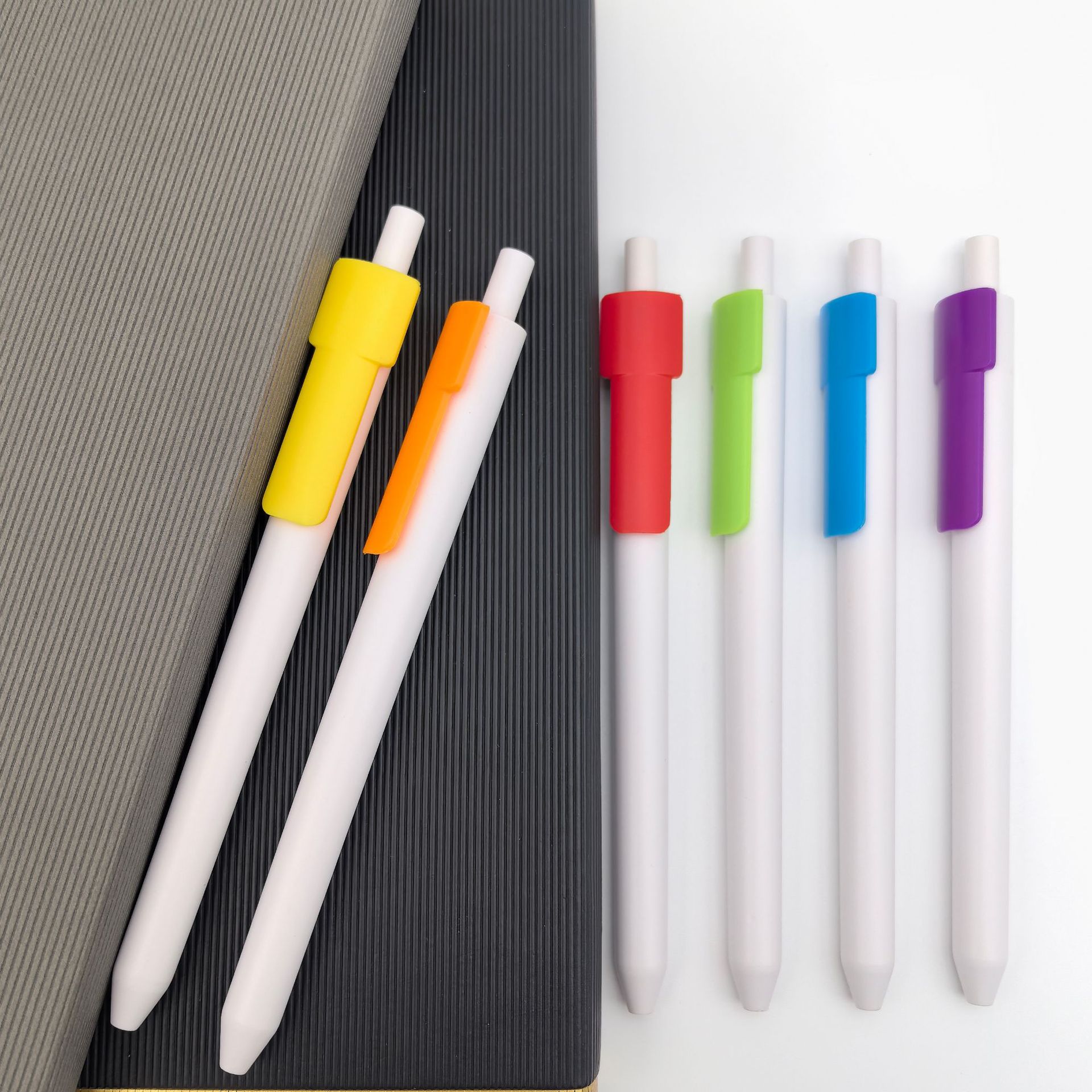 Pequeña cantidad mayorista de bolígrafo de plástico pulsante color caramelo código QR bolígrafo de color claro QR personalizado bolígrafo de código QR