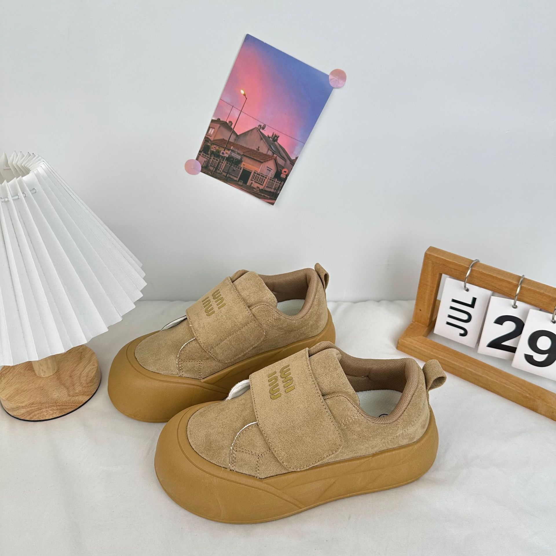 Yuanbo 2024 nuevos zapatos blancos de pastel ligero, zapatos de pan de cabeza grande, zapatos populares coreanos de suela gruesa y feia.