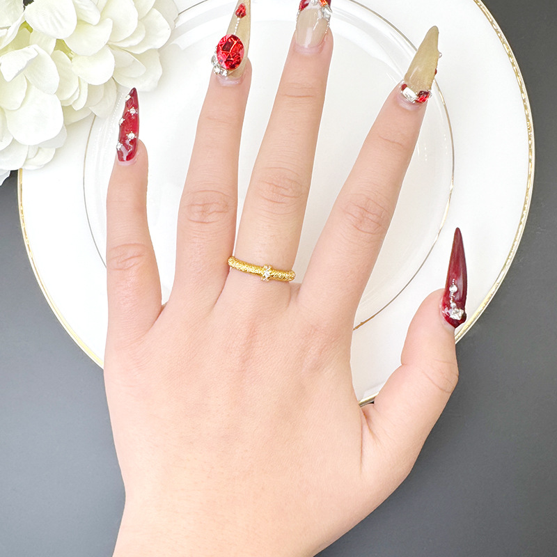 Nuevos productos anillo de oro de arena de Vietnam anillo de estilo francés cepillado de moda pareja ligero lujoso a largo plazo no desvanecer joyas al por mayor