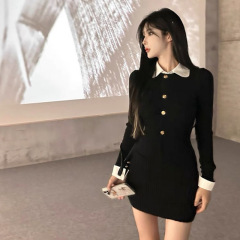 黒のフェイクツーピースニットワンピース、女性用、ウエストシェイプ、エレガント、スリムフィット、ヒップを包み込むシャツ風ショートスカート、初秋向け