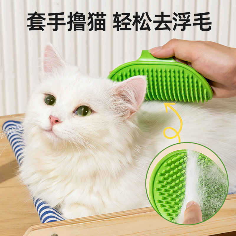 猫のくすぐり器のセルフサービスの壁の角の猫は板をつかんでお風呂に入ります。|undefined