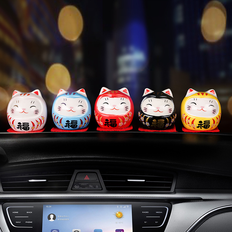 Fábrica directa de cerámica decoración del coche japonés Damo huevo decoración interior del coche pequeño tamaño mini lindo gato de la suerte