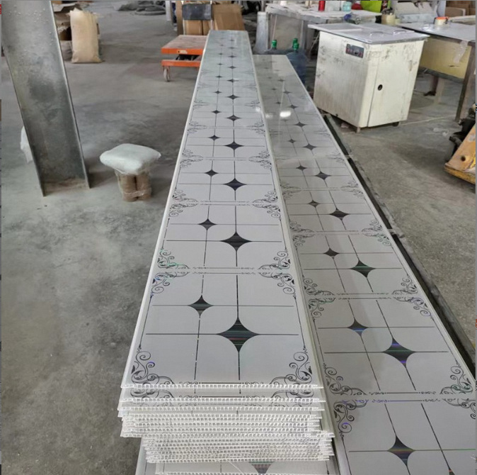 Techo colgante PVC techo colgante placa de fijación techo material auto-conjunto techo de goma cocina sala de estar baño a prueba de incendios humedad