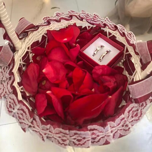 Wedding red festive flower basket candy handmade woven tote basket Western wedding heart-shaped petals scattering basket