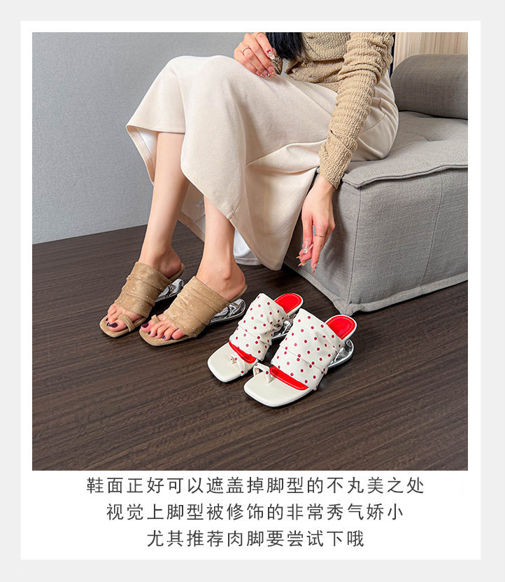 Giày sandal nữ gót 6 cm mũi vuông giấu gót, thiết kế xếp ly chấm bi, gót dị hình — Màu nâu, Màu trắng chi tiết 7