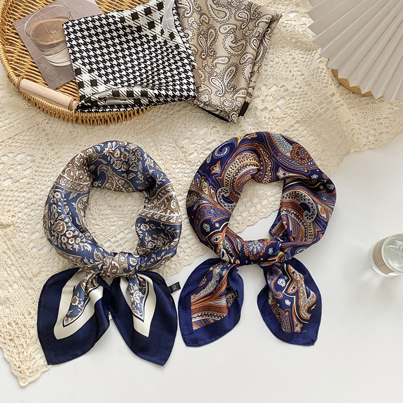 Bufanda de seda Bufanda cuadrada Sensación avanzada Bufanda con estampado de estilo occidental retro Chal pequeño Bufanda de seda de imitación exterior Bufanda en la cabeza Cinturón para el cabello