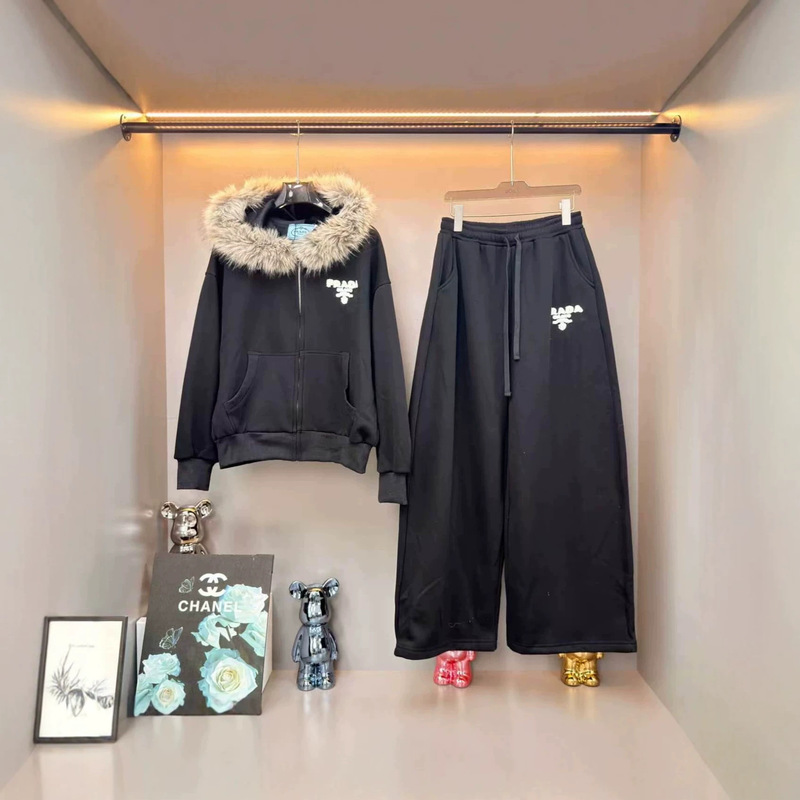 PRADA casual suit, lined with mink fur, oversized fluffy fur collar hooded jacket, with a stand-up collar at the back PRADA casual suit, lined with mink fur, oversized fluffy fur collar hooded jacket, with a stand-up collar at the back