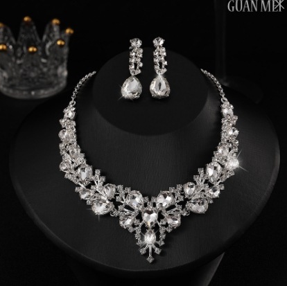 欧米の水晶の宝石のネックレスのイヤリングのセットの精巧でファッション的な気質の新婦のアクセサリのパーティーの高級な2つのセット