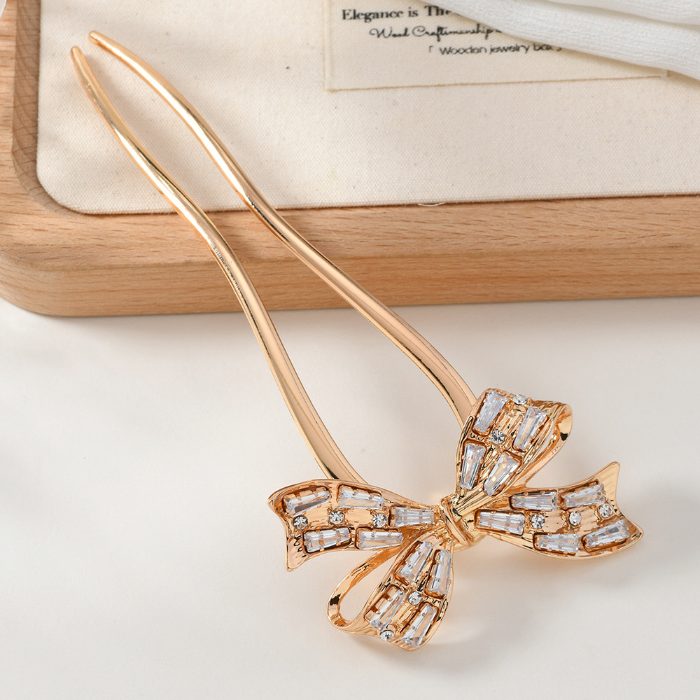 Nuevo estilo chino en forma de U arco pinzas de cabello de alto nivel pinzas de sensación de estilo antiguo flujo de fresa paso agitar flores incrustadas con diamantes pinzas de cabello mariposa