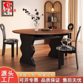 实木床;餐桌;衣柜