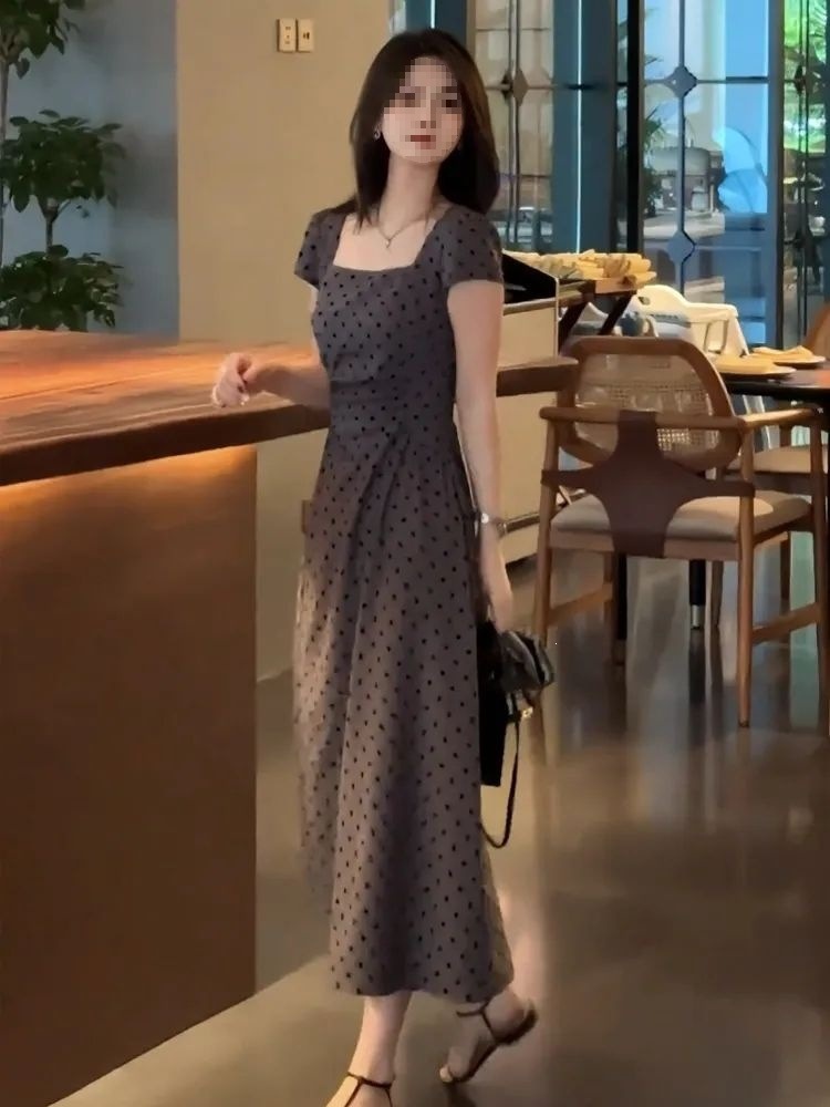 Váy maxi nữ cổ vuông họa tiết chấm bi tay ngắn xếp nếp thắt eo — Màu xám (váy dài), Màu xám (váy ngắn) chi tiết 16