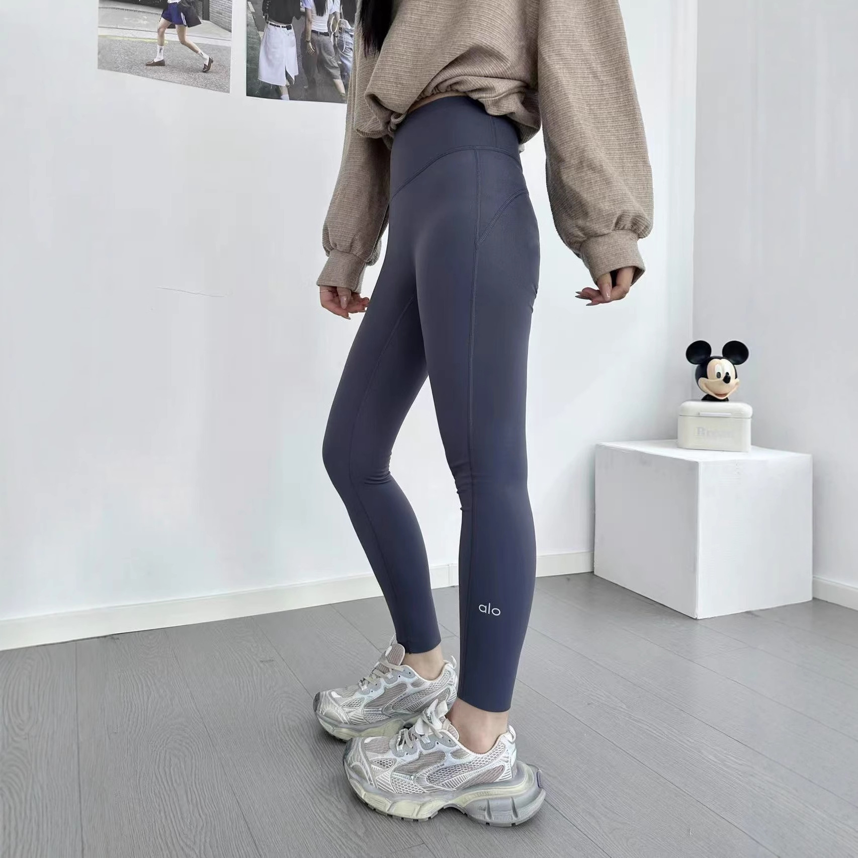 Alo Yoga Pants for Women, Pilates, No Awkward Naked Feeling, Waist-Cinching, Butt-Lifting Shark Pants, Sports Fitness Outerwear Running Pants