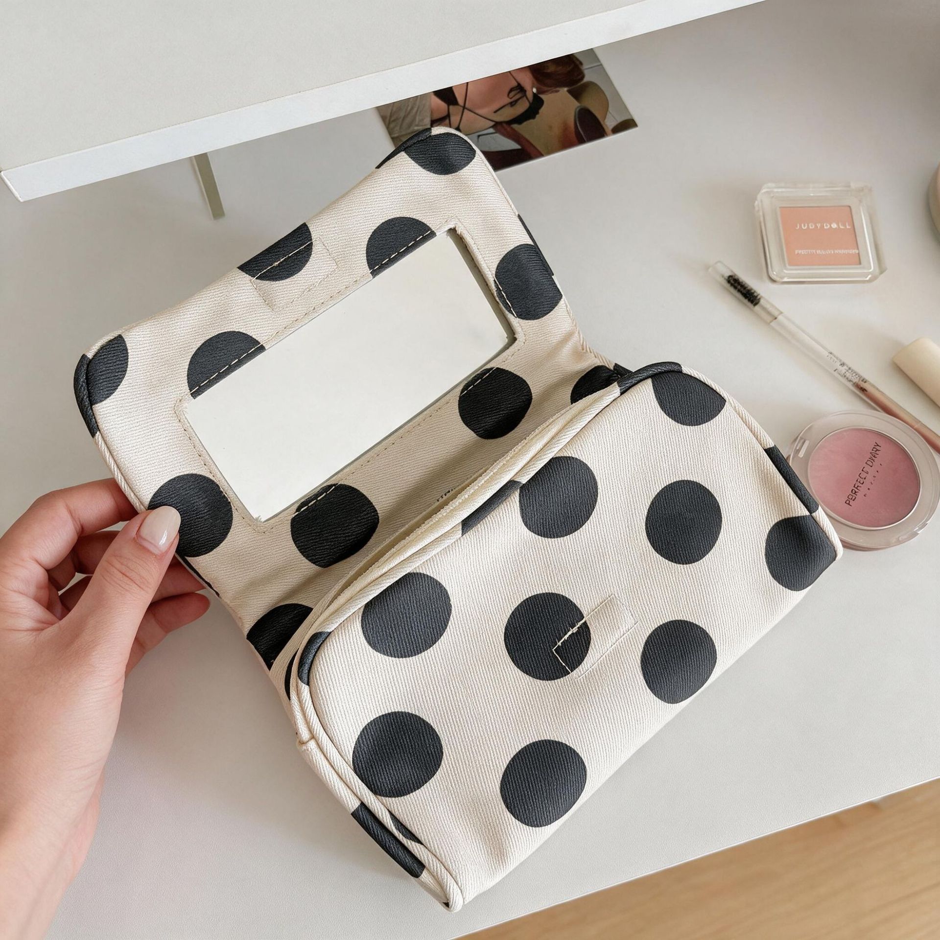 Korean-style retro polka dot flip-top small square bag, lightweight travel bag for girls, large-capacity multi-layer makeup storage bag with mirror