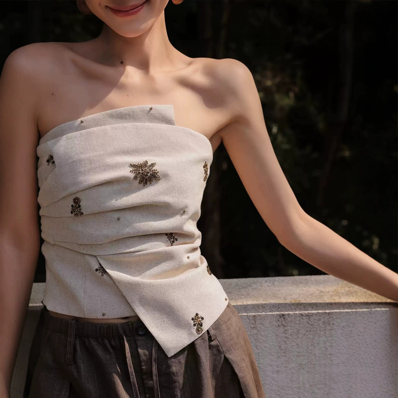Waist-Cinching Pleats, Mature Style, Beaded Strapless Top with Asymmetrical Hem, Versatile Top Waist-Cinching Pleats, Mature Style, Beaded Strapless Top with Asymmetrical Hem, Versatile Top