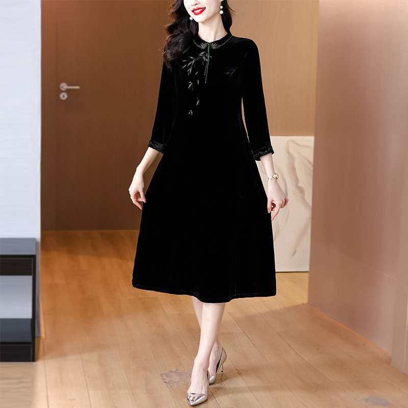Quality Guaranteed Age-Reducing Plus Size Mother's Dress for Middle-Aged Women, New Chinese Style Improved Silk Velvet Qipao Dress Quality Guaranteed Age-Reducing Plus Size Mother's Dress for Middle-Aged Women, New Chinese Style Improved Silk Velvet Qipao Dress