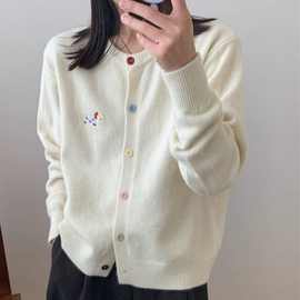 三股包芯纱彩色纽扣独特设计感腊肠狗刺绣圆领百搭开衫针织上衣女