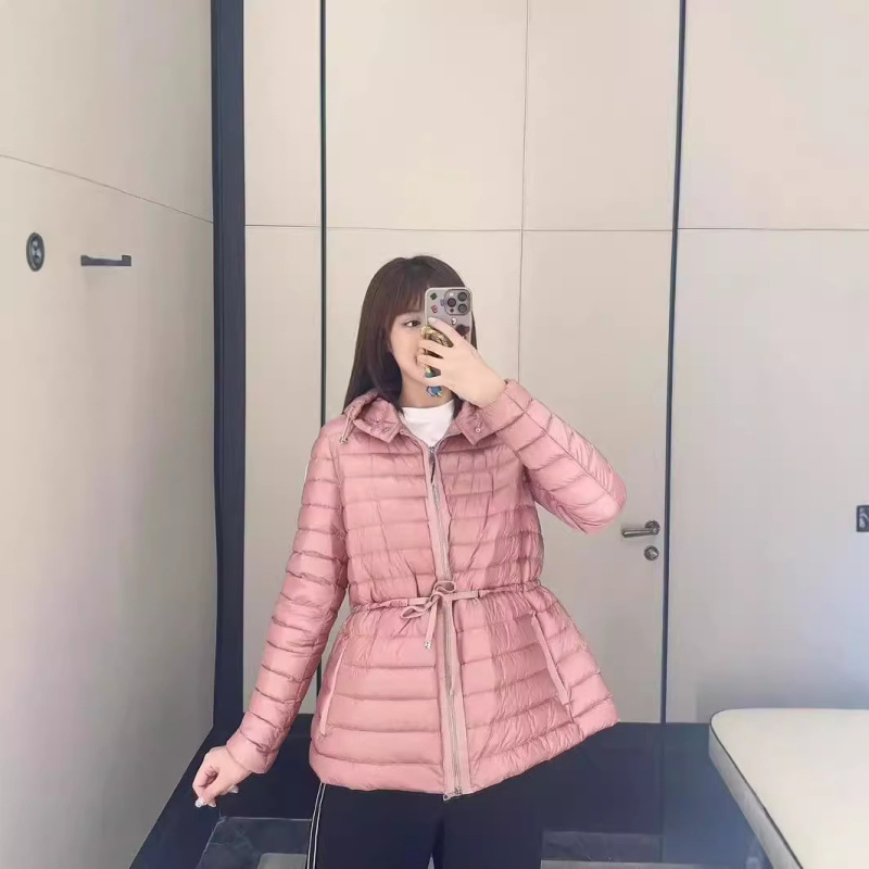 Correct version of the Qi brand: M brand women's lightweight and simple hooded down jacket with drawstring pockets for autumn and winter Correct version of the Qi brand: M brand women's lightweight and simple hooded down jacket with drawstring pockets for autumn and winter