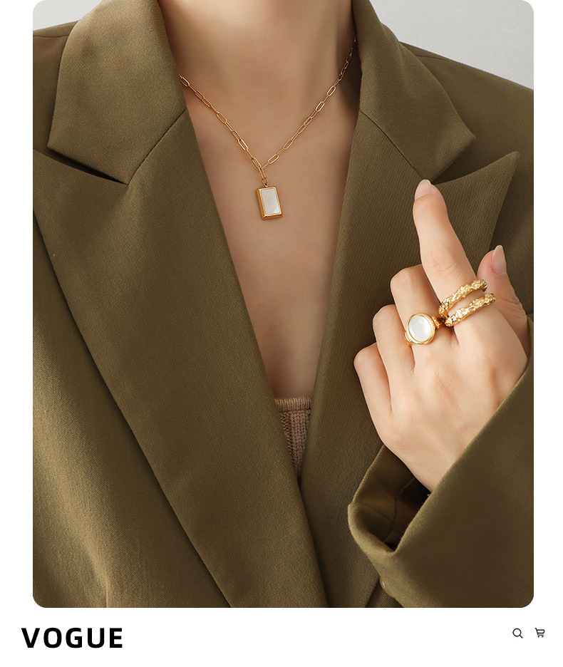 Leichte Luxus Mode Quadratische Weiße Poster Titan Stahl Plattierte 18 Karat Echtgold Halskette display picture 1