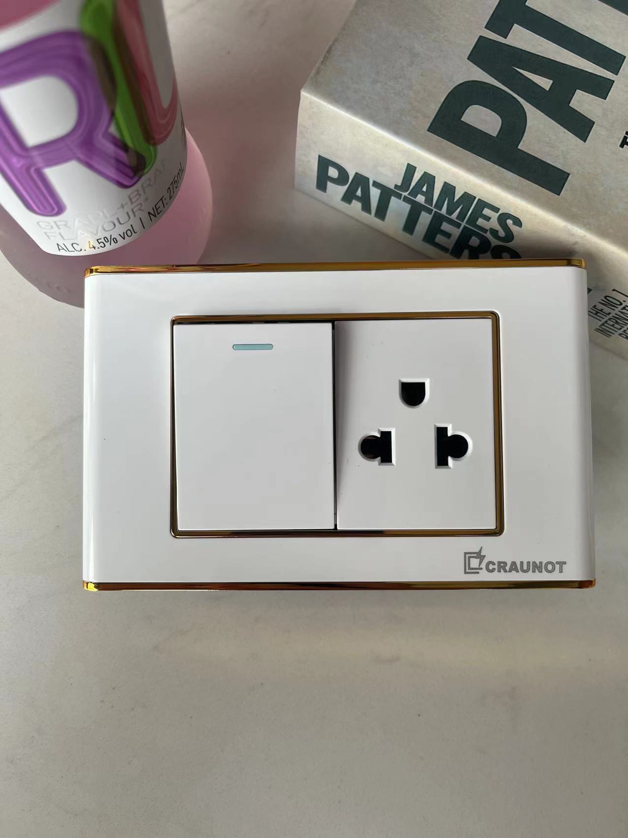 CRAUNOT专业南美墙壁开关插座118型白色金边一开双控三孔多用插座