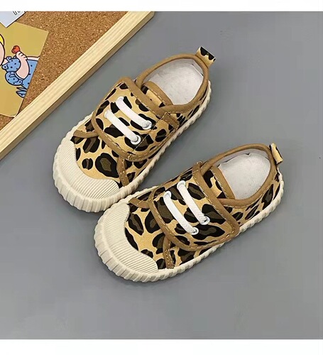 Preschool indoor shoes for babies: soft-soled canvas sneakers—spring-style white shoes for girls, and Velcro-fastened kids' shoes for boys.