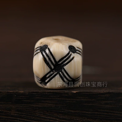 Xizang-style engraved dice-shaped square Zərgərlik ara hissələri - type-b-the-size-is-approximately-14-15mm