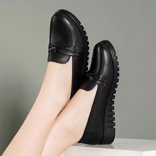 妈妈鞋软底一脚蹬舒适防滑百搭平底女士皮鞋休闲纯色中年女鞋套脚