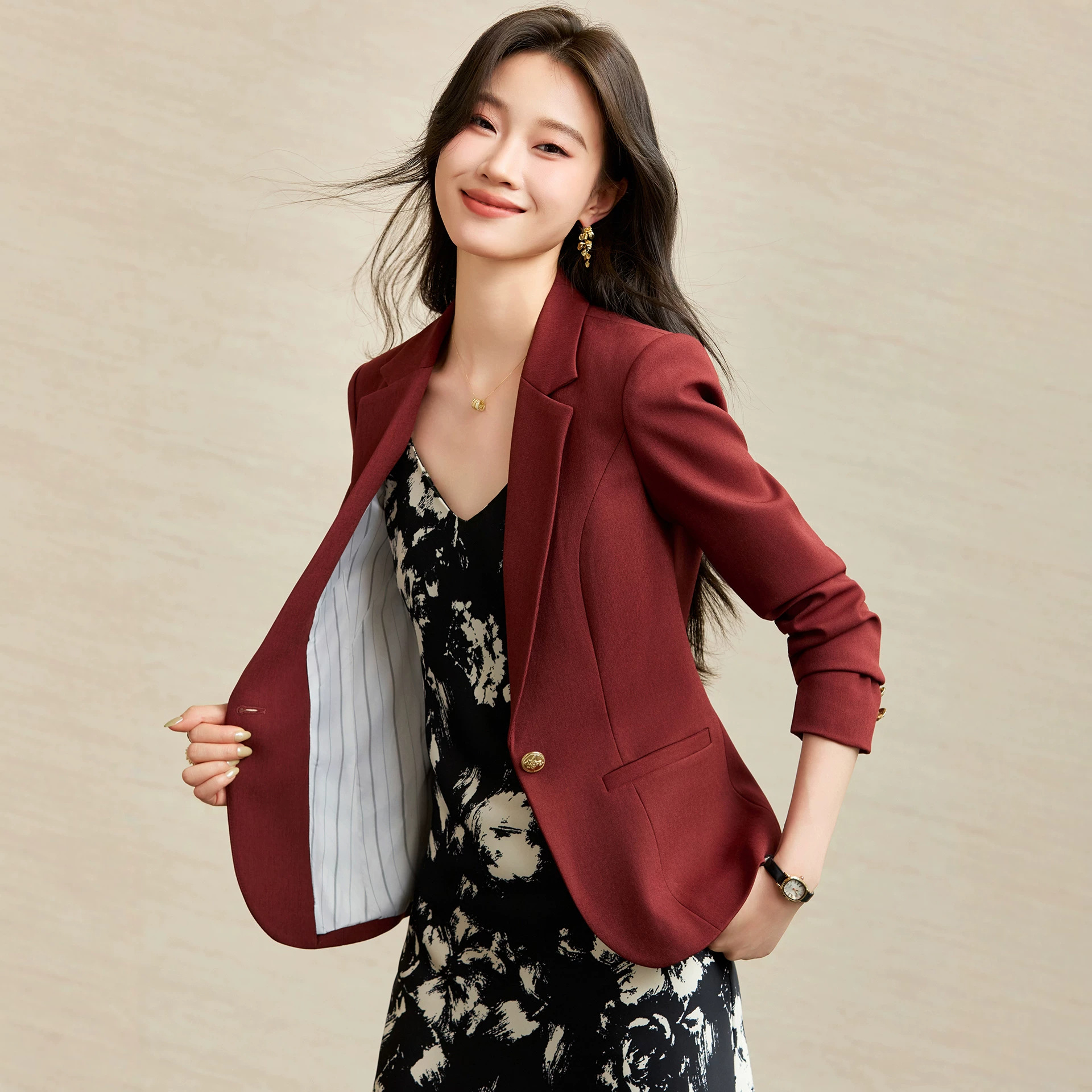 Burgundy women's suit jacket, autumn and winter, slim fit, professional and sophisticated, stylish and elegant.