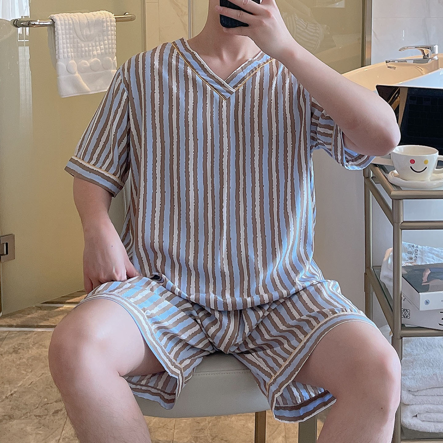 Men's V Neck Cotton Silk Pajamas Summer Thin Short-Sleeved Shorts Loose Can Be Worn Outside Home Clothes Suit Casual Suit