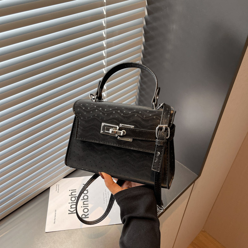 Textura de la bolsa de Kylie para mujeres 2026 verano nuevo estilo de moda mochila portátil nicho de diseño de viaje diario bolso pequeño