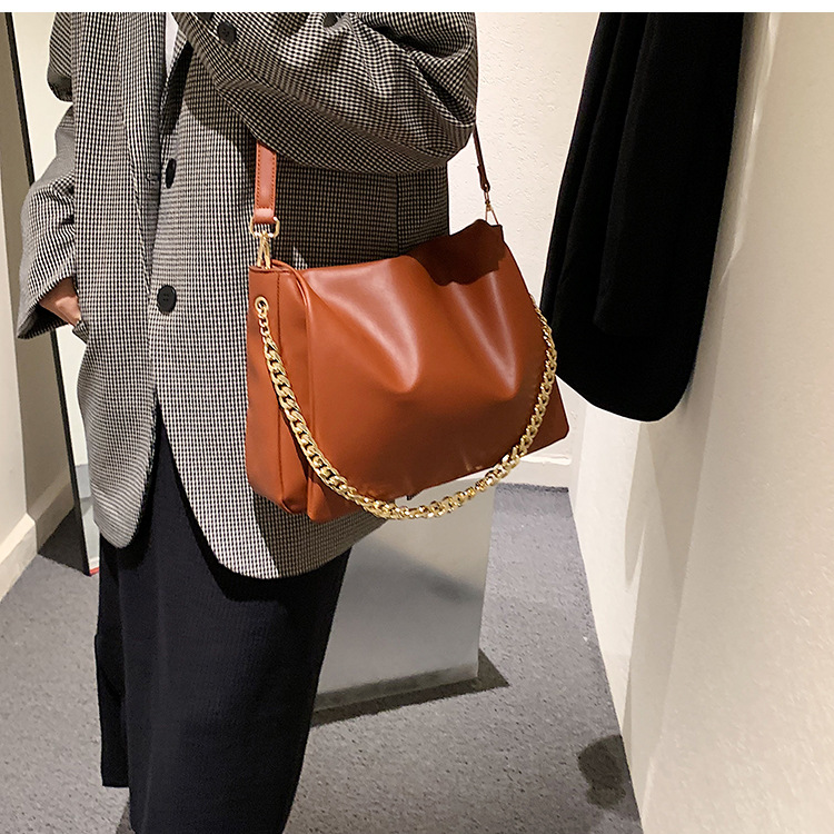 Sac Rétro Grande Capacité Automne Et Hiver 2021 Nouveau Sac Sac Messager Femme Chaîne display picture 1