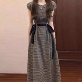 法式格纹系带收腰显瘦大码女士连衣裙夏季胖mm短袖设计感桔梗裙子
