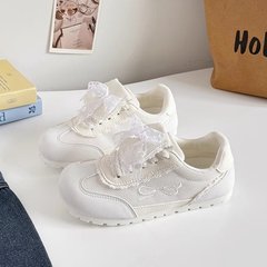 女性用の白い靴、2025年の新しい夏の通気性のあるメッシュの柔らかい底の靴、足が疲れにくい、レースの多用途のスカート付きカジュアルシューズ