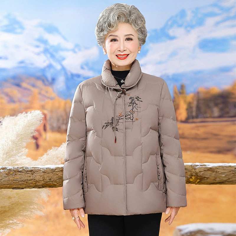 2024 Зимний наряд матери национальный стандарт 90 белая утка пуховик новый средний и пожилой иностранная бабушка с вышивкой пуховик
