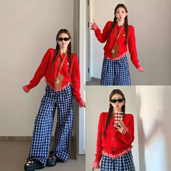 韓国系の偽の赤い格子のニットの小さいカーディガンの女性の秋冬のデザイン感はセーターのコートの短い上着をつなぎ合わせます。