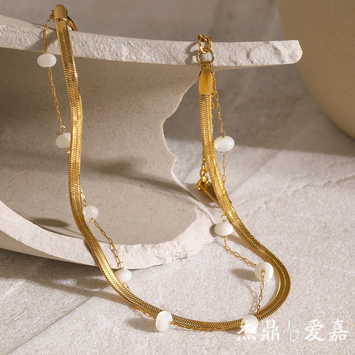 18K oro de acero inoxidable cuchilla cadena cadena de serpiente plana conchas redondas perlas cadena de tobillas de tobillas de moda roja en línea
