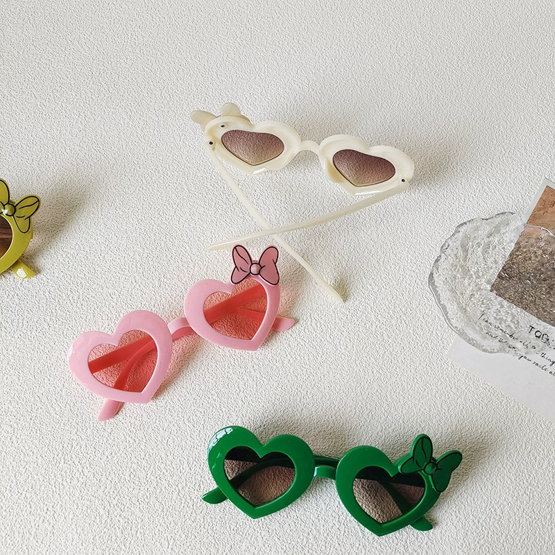 Fashionable children's sunglasses with bow, UV protection