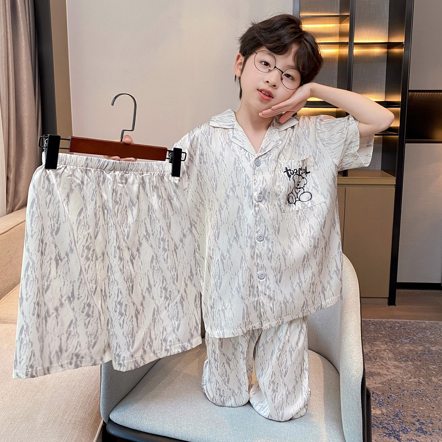 Pijama de niños frío seda de hielo y nieve mangas cortas tres piezas con solapa delgada 2026 nueva ropa casera infantil de verano