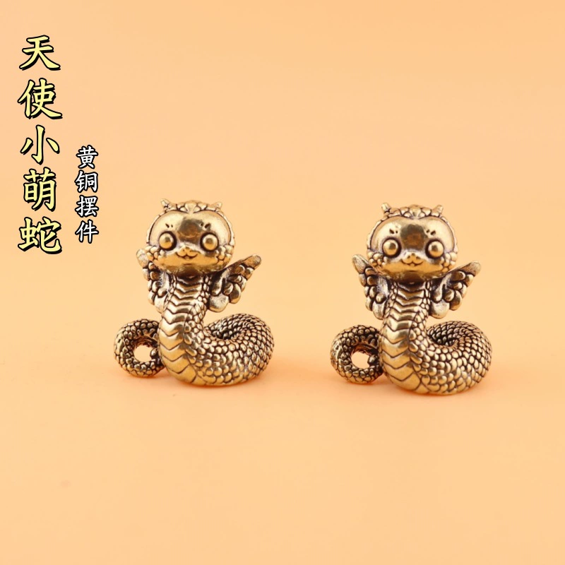 Латунный год змеи веселая милая маленькая змея офисная столешница ангел змея с крыльями