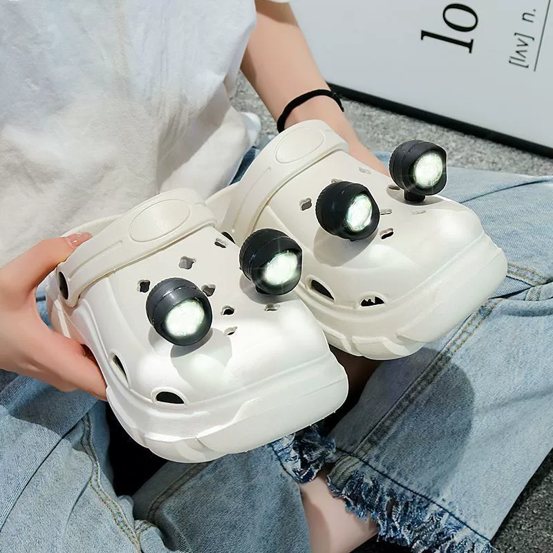 Dongdong Shoes Женская 2024 новая понаступая на фекалии, мягкая подошва, креативная личность, два носить повседневный багаотоу с лампой и дыркой, тапочки