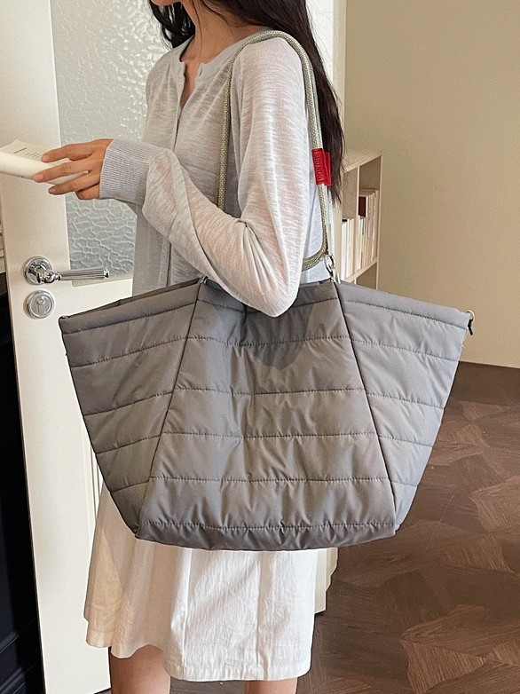 Simple primavera y verano nuevo 2026 nube hombro bolsa de gran capacidad de viaje de viaje de acondicionamiento físico bolso portátil mujer