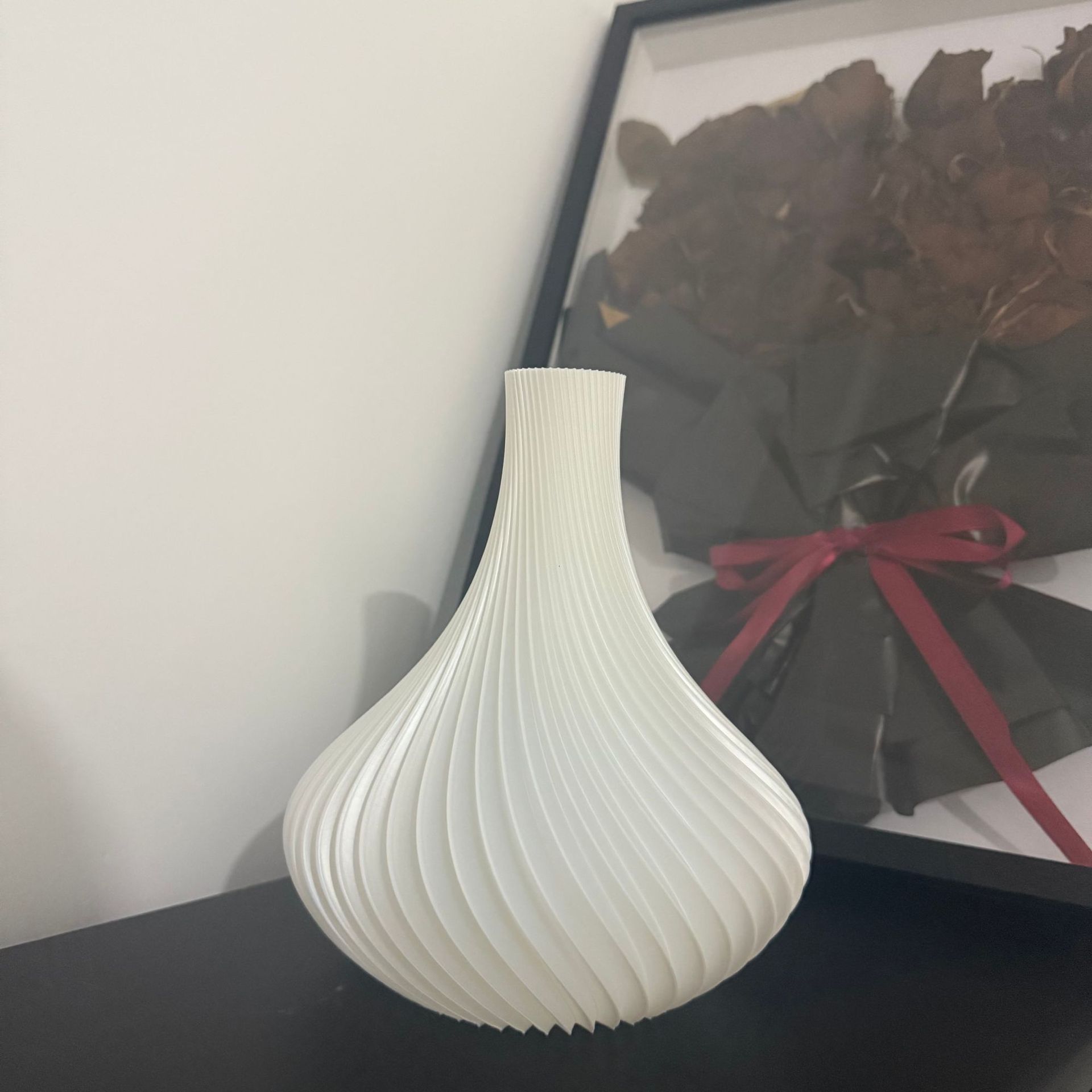 Nuevo arte abstracto jarrón retorcido retrógrado decoración floral ornamentos nórdicos simple inswind impresión 3D lujosa ligera