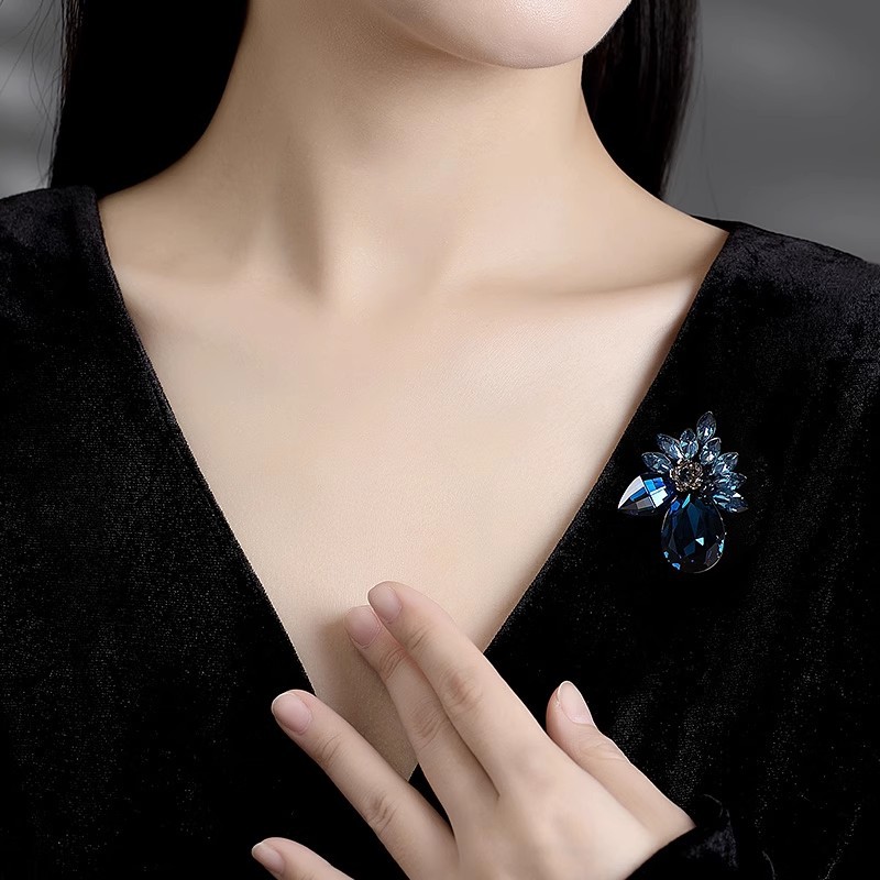 Exquise bloem broche voor dames, luxe kristallen speld accessoire_voghion.com