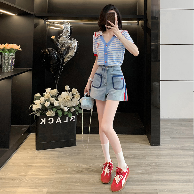 Summer Outfit: A New Fashionable and Youthful Retro Color-Blocked Striped Knit Top and Denim Shorts Two-Piece Set
